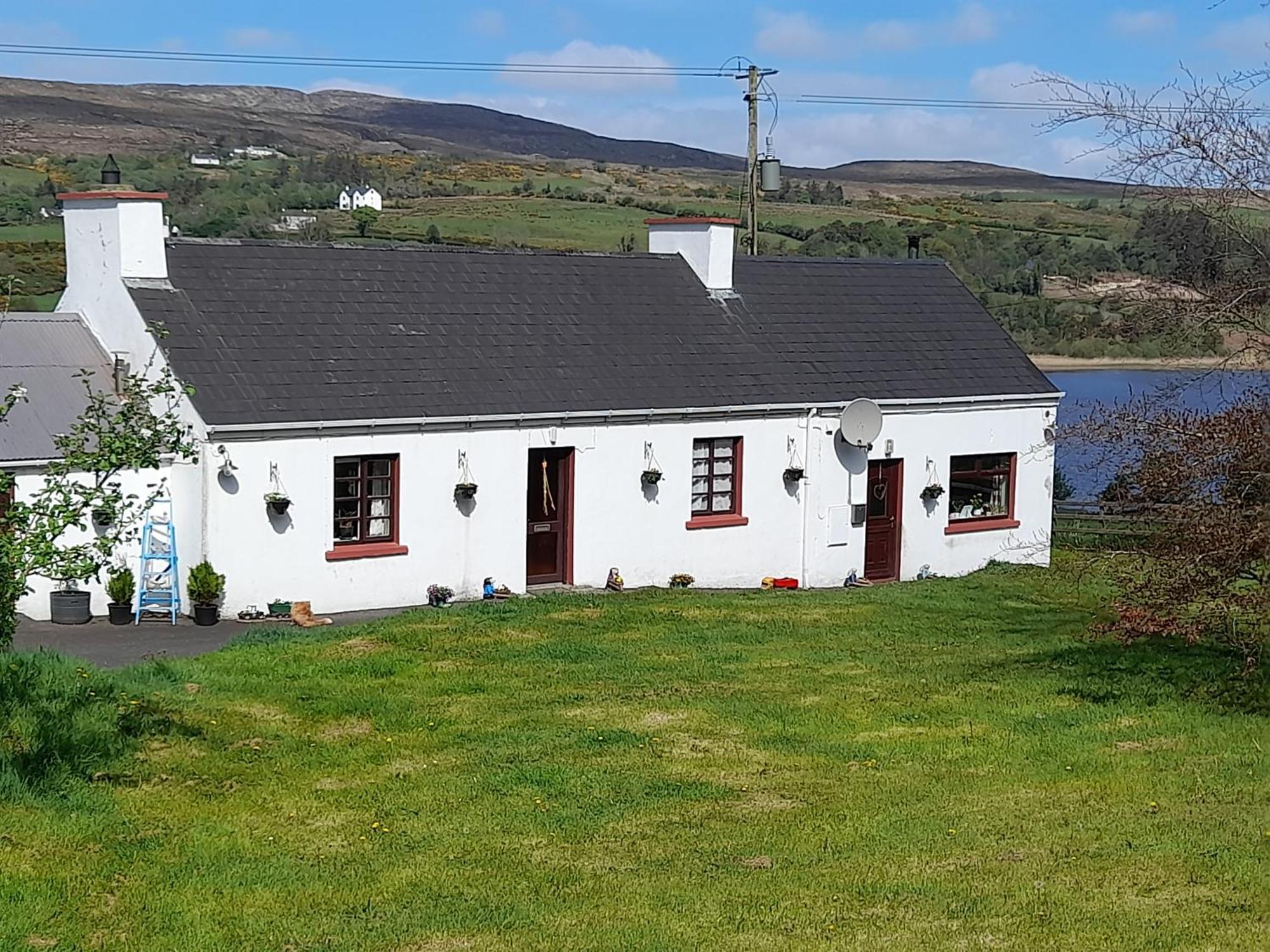 Granny'S Cottage, A Lovely Lakeside Cottage Donegal Town Exterior photo